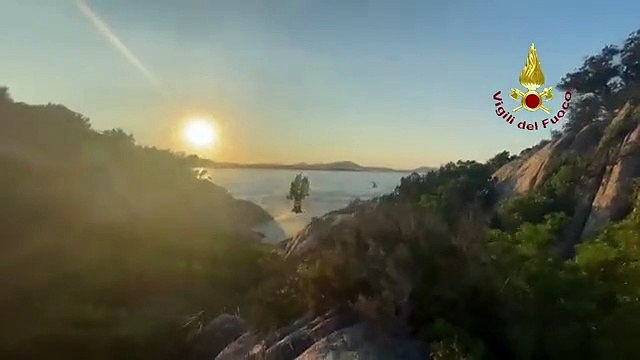 Locri, scivola da un costone: lo salvano vigili del fuoco