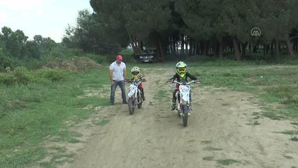Motokrosçu küçük kız kardeşler, başarı için birlikte gaza basıyor