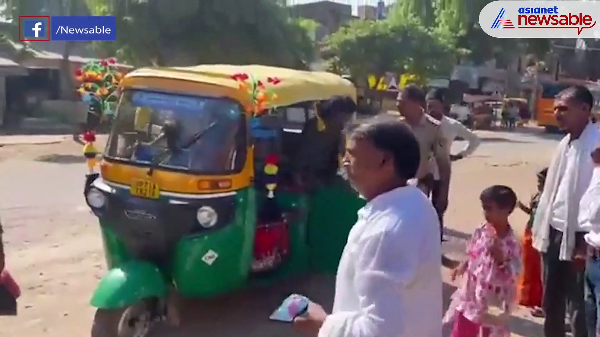 27 passengers in an autorickshaw in UP; cops stunned