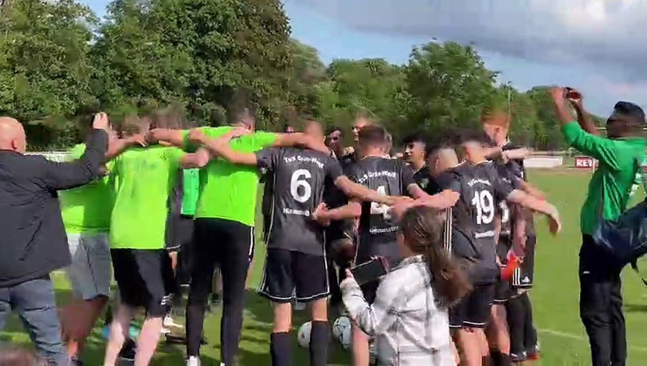 Jubelszenen nach dem Kreispokalsieg vom TuS GW Himmelsthür