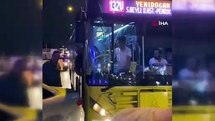 Sultanbeyli'de İETT otobüsünün geçişini engelleyen otomobili vatandaşlar el birliğiyle ittirdiler