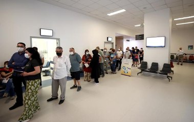 Ankara Şehir Hastanesi'nde Kovid-19 aşısı hatırlatma dozu yoğunluğu (2)
