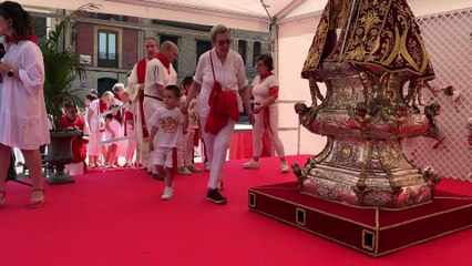 Ofrenda infantil a San Fermín junto a la iglesia de San Lorenzo en Pamplona