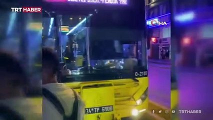 İETT otobüsünü engelleyen otomobili vatandaşlar çekti