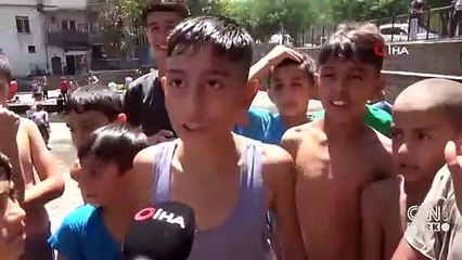 43 dereceyi gören Diyarbakır’da çocuklar süs havuzuna koştu
