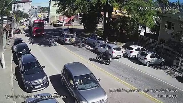 Un motard passe un mauvais moment à cause d'une automobiliste qui ouvre sa portière sans regarder