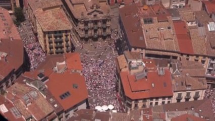 Un "cóndor" sobrevuela Pamplona y vela por la seguridad en Sanfermines