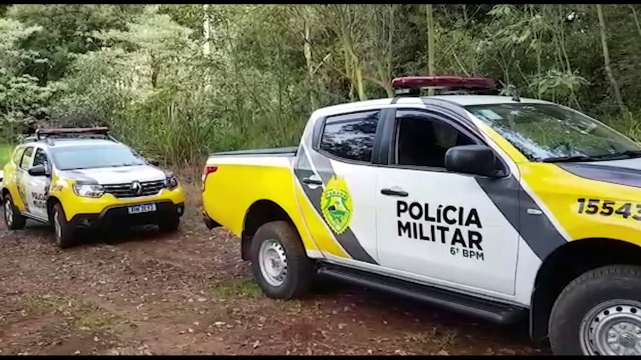 Carros furtados são encontrados pela PM às marg...
