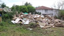 Bayram ziyaretindeyken evleri yıkılan çifte prefabrik konut verildi
