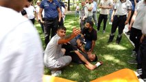 Taksim'de bir genç bileğini kesti