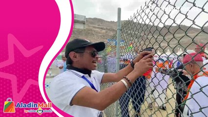 Petugas Menyemangati Jemaah Lempar Jumrah