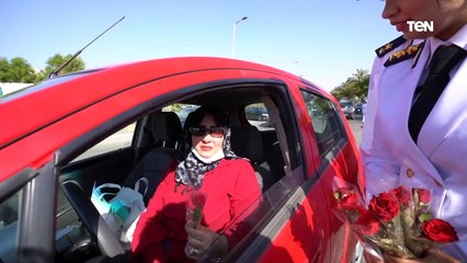 وزارة الداخلية تواصل الإحتفال مع المواطنين بعيد الأضحى المبارك ويتبادلون التهنئة وتوزيع الورود