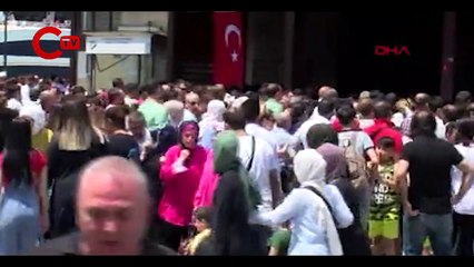 Eminönü'nde 'vapur sırası' yoğunluğu: 'İnsanlar tatile gitti diye düşünüyorduk ama...'