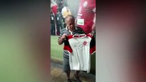 Ex-crack do Flamengo, Zico doa camisa autografada para Museu do Futebol de Cajazeiras