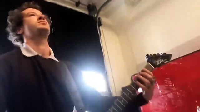 Joseph Quinn Playing MASTER OF PUPPETS by Metallica - Stranger Things