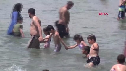 Silivri'de bayram tatilinde plajlara akın ettiler