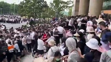 Parasını alamayan yüzlerce Çinli banka bastı