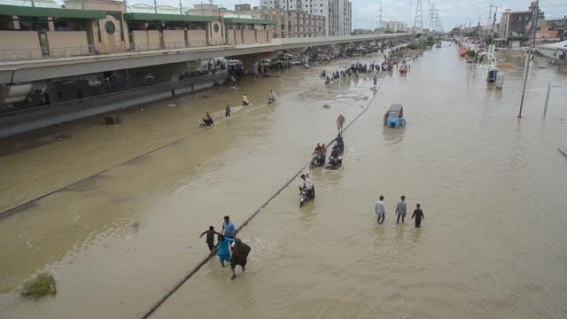 Pakistan'da şiddetli yağışlar su baskınlarına neden oldu