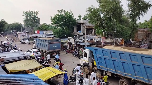 लापरवाही से दौड़ रही अवैध बजरी से भरी ट्रॉलियां, जिम्मेदार बेपरवाह