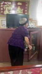 Cụ bà ngót ghét 100 tuổi “sống ảo” nhất định phải đeo răng chải tóc cho đẹp mới chịu chụp