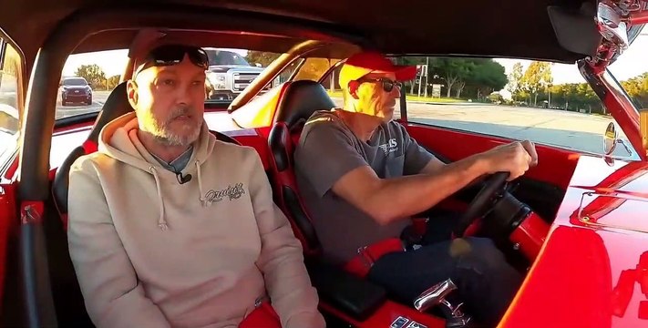 Les freins de leur voiture de collection lachent à un carrefour... Douloureux