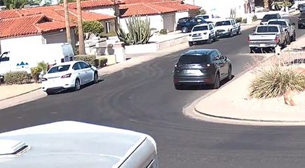 Deux voitures face à face dans une intersection.. .on ne s'attendait pas à ça