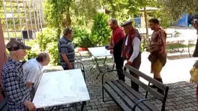 Ödemiş Zeybek Ekibi huzurevi sakinlerine halk oyunları gösterisi sundu