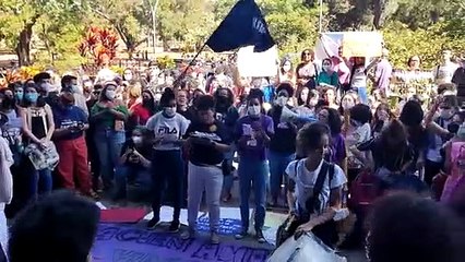 Gritos de respeito e direitos marcam manifestação na UnB após caso de estupro