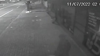 Câmera mostra suspeitos de arrombamento a universidade em Cascavel