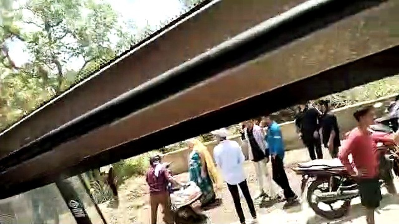 Video Story- घाटी से नीचे उतर रही बस पलटते हुए...