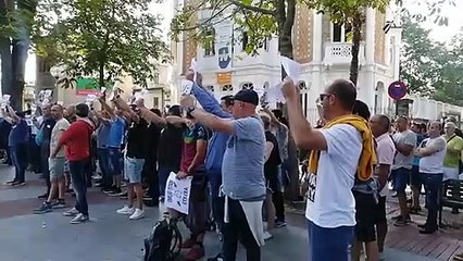 Cánticos contra Emilio Titos durante la concentración convocada por ELA, LAB y ESK