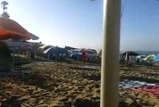 Praia em Armação de Pêra deserta mas apetrechada de chapéus de sol e toalhas!