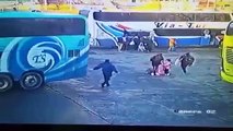 Video muestra cómo una Madre e hija se salvaron de milagro tras ser impactadas por bus en terminal