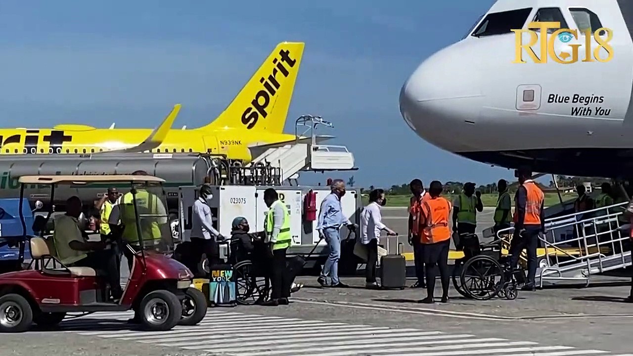 Aéroport International Toussaint Louverture- Plizyè pasaje kap kite peyi a pandan peryòd vakans