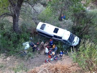 Karadeniz gezisinden dönen tur minibüsü uçuruma yuvarlandı: 3'ü ağır 19 yaralı
