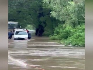 છોટાઉદેપુરના સંખેડાના હરેશ્વર પાસે કારનું રેસ્ક્યુ કરાયું