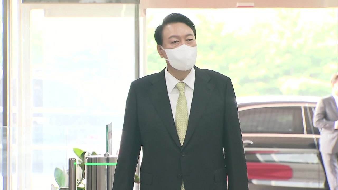 尹, 도어스테핑 중단 하루 만에 재개...원거리로 답변 / YTN
