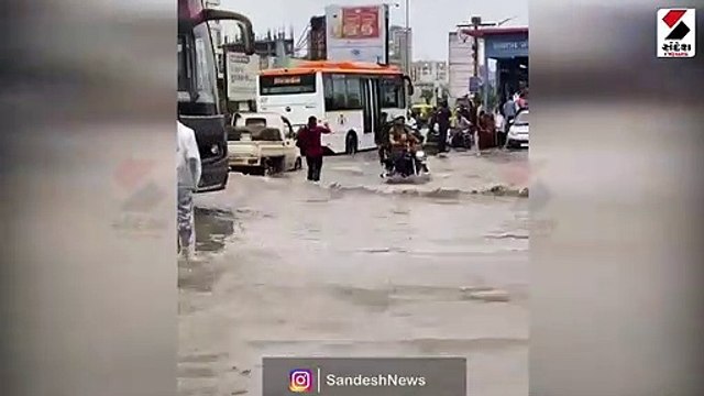 રાજકોટમાં ભારે વરસાદના કારણે માધાપર ચોકડીએ વાહનો પાણીમાં ડૂબ્યા