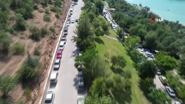 Yüzlerce vatandaş Menzelet Mesire Alanı'na akın etti