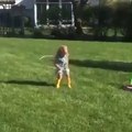 Une petite fille tente de faire du hula hoop