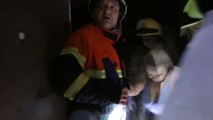 Los equipos de rescate ucranianos sacan algunos supervivientes de los escombros del último ataque en Járkov