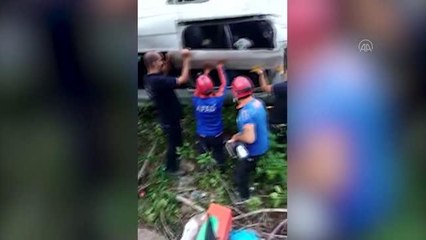 Minibüsün şarampole devrilmesi sonucu 19 kişi yaralandı