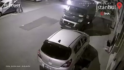 Esenyurt'ta "yan baktın" diyerek bir gence saldırdılar: O anlar kamerada