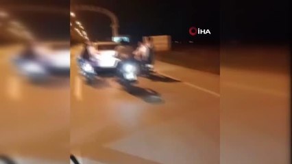 Motosikletlilerden ilginç yardım: Bozulan aracı kilometrelerce ayaklarıyla ittiler