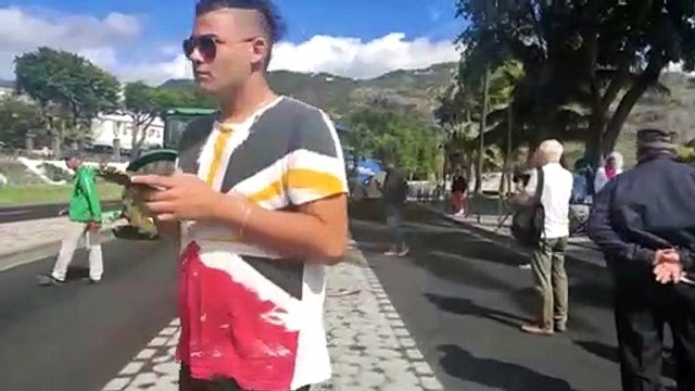 Un barrage de tracteurs dressé devant la préfecture