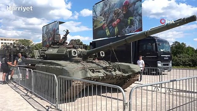 Savaşta ele geçirilen Rus tankları Çekya’nın başkenti Prag’da sergileniyor
