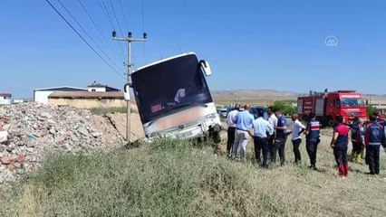 Yol kenarına savrulan yolcu otobüsündeki 8 kişi yaralandı