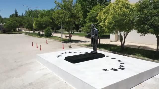 El Cezeri heykelli güneş saati üniversite kampüsünde zamanı gösteriyor