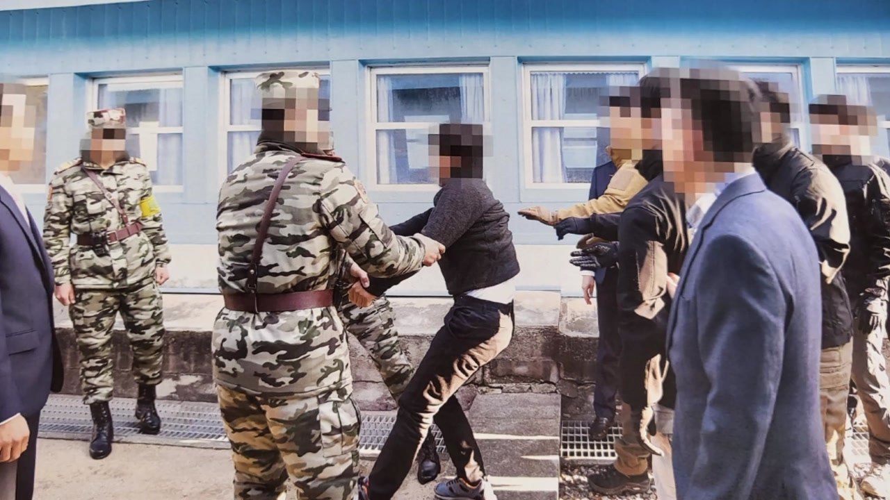 탈북 어민 판문점 '북송' 사진 공개...논란 확산 / YTN