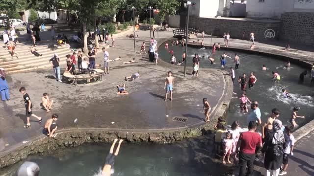 DİYARBAKIR - Sıcaktan bunalan çocuklar, süs havuzunda serinliyor